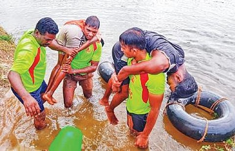 வடலூர் அருகே கருங்குழியில் குறிஞ்சிப்பாடி தீயணைப்பு நிலையம் சார்பில் உயிர் மீட்பு உபகரணங்கள் மூலம் செயல்விளக்க பயிற்சி அளிக்கப்பட்டது.