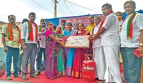 ஈரோட்டில் பாஜக சார்பில் பொதுமக்களுக்கு இலவச சமையல் எரிவாயு மற்றும் அடுப்புகளை மொடக்குறிச்சி எம்.எல்.ஏ. சி.சரஸ்வதி வழங்கினார்.