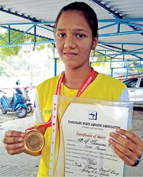 மாணவி தங்கம் ரூபினி.