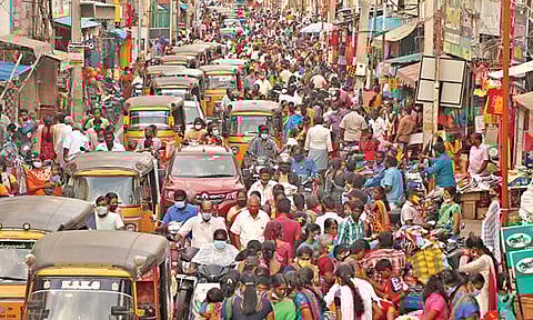 விடுமுறை தினமான நேற்று தீபாவளி பண்டிகைக்கு புத்தாடை வாங்க சேலம் கடைவீதியில் பொதுமக்கள் கூட்டம் அலைமோதியது. இதனால், பெரிய கடை வீதியில் போக்குவரத்து நெரிசல் ஏற்பட்டது.