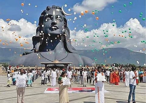 100 கோடி தடுப்பூசி டோஸ்கள் நிறைவு: ஆதியோகி சிலை முன்பு பிரதமருக்கு நன்றி தெரிவித்த பாஜகவினர்