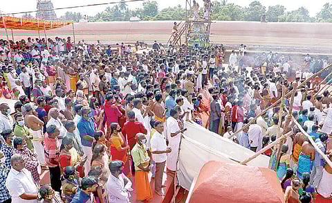 கும்பகோணம் அருகே திருநாகேஸ்வரம் நாகநாத சுவாமி கோயிலில் நேற்று நடைபெற்ற குடமுழுக்கு விழாவில் பங்கேற்ற பக்தர்களில் ஒரு பகுதியினர்.