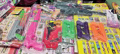 சிவகாசியில் தீபாவளியை முன்னிட்டு இந்த ஆண்டு விற்பனைக்கு வந்துள்ள விதவிதமான துப்பாக்கிகள்.