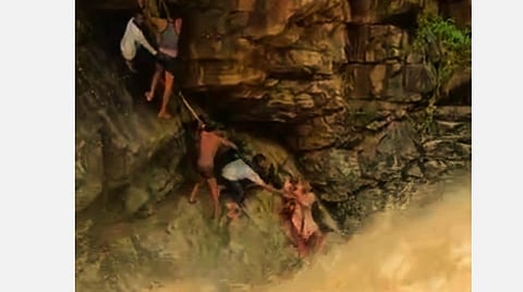 ஆத்தூரை அடுத்த ஆனைவாரி முட்டல் அருவியில் திடீரென ஏற்பட்ட வெள்ளப்பெருக்கில் சிக்கிய சுற்றுலாப் பயணிகள்.