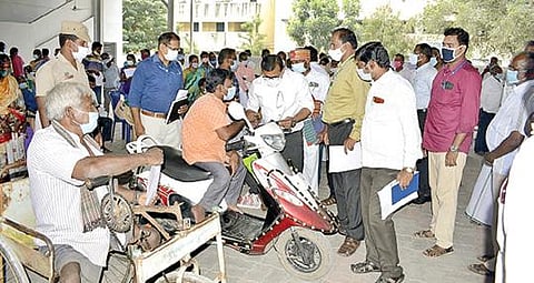 திருப்பத்தூர் மாவட்ட ஆட்சியர் அலுவலக கூடுதல் கூட்டரங்கில் மாற்றுத் திறனாளிகளிடம் இருந்து மனுக்களை பெற்ற ஆட்சியர் அமர் குஷ்வாஹா.