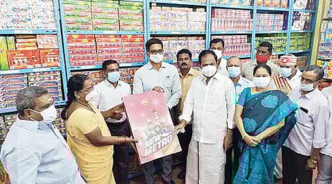 வேலூர் அண்ணா சாலையில் உள்ள கற்பகம் கூட்டுறவு அங்காடியில் தீபாவளி சிறப்பு பட்டாசு விற்பனையை நேற்று தொடங்கி வைத்த மாவட்ட ஆட்சியர் குமாரவேல் பாண்டியன், சட்டப்பேரவை உறுப்பினர் கார்த்திகேயன். படம்: வி.எம்.மணிநாதன்.