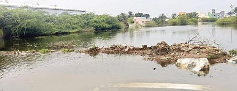 திருவண்ணாமலை-திண்டிவனம் சாலையில் உள்ள குடியிருப்பு பகுதிகளை சூழ்ந்துள்ள வெள்ளநீர்.