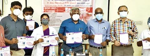 திருநெல்வேலி அரசு மருத்துவக் கல்லூரி மருத்துவமனையில் நடைபெற்ற கருத்தரங்கில் சொரியாசிஸ் விழிப்புணர்வு துண்டு பிரசுரங்களை மருத்துவ கல்லூரி முதல்வர் டாக்டர் எம். ரவிச்சந்திரன் வெளியிட்டார்.