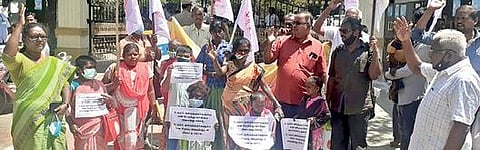 உயரம் குறைந்த மாற்றுத்திறனாளிகளை கடும் ஊனமுற்றவர்களாக அறிவிக்க வேண்டும் என்று வலியுறுத்தி திருநெல்வேலி மாவட்ட ஆட்சியர் அலுவலகத்தில் மனு அளிக்க வந்த தமிழ்நாடு அனைத்து மாற்றுத்திறனாளிகள் சங்கத்தினர். படம்: மு.லெட்சுமி அருண்