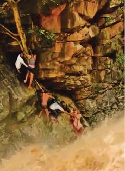 ஆத்தூர் அடுத்த ஆனைவாரி முட்டல் அருவியில் திடீரென ஏற்பட்ட வெள்ளப்பெருக்கில் சிக்கிய குழந்தை மற்றும் பெண்ணை மீட்ட சகபயணிகள்.