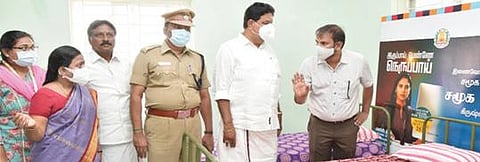 போலுப்பள்ளி அரசு மருத்துவக்கல்லூரி வளாகத்தில் ஒருங்கிணைந்த சேவை மைய கட்டிடத்தை ஆட்சியர் ஜெயசந்திர பானு ரெட்டி, பர்கூர் எம்எல்ஏ டி.மதியழகன் ஆகியோர் பார்வையிட்டனர்.