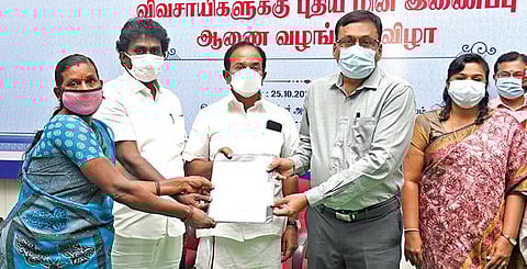 சேலம் ஆட்சியர் அலுவலகத்தில் நடந்த நிகழ்ச்சியில் 50 விவசாயிகளுக்கு இலவச மின் இணைப்புக்கான ஆணையை ஆட்சியர் கார்மேகம் வழங்கினார். உடன் எம்பி பார்த்திபன், எம்எல்ஏ ராஜேந்திரன், மாவட்ட வருவாய் அலுவலர் ஆலின் சுனேஜா உள்ளிட்டோர். படம்:எஸ். குரு பிரசாத்