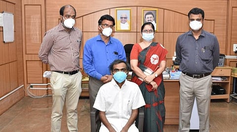 அறுவை சிகிச்சைக்குப் பின் நலமுடன் வீடு திரும்பிய நோயாளியுடன் கோவை அரசு மருத்துவமனையின் டீன் நிர்மலா, இதய அறுவை சிகிச்சை துறைத் தலைவர் சீனிவாசன், உதவிப் பேராசிரியர் இளவரசன், நுரையீரல் சிகிச்சைப் பிரிவு தலைவர் எஸ்.கீர்த்திவாசன் ஆகியோர்.