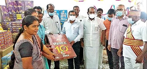 திருப்பத்தூர் கற்பகம் கூட்டுறவு அங்காடியில் தீபாவளி பண்டிகை முன்னிட்டு பட்டாசு விற்பனையை நேற்று தொடங்கி வைத்த மாவட்ட ஆட்சியர் அமர் குஷ்வாஹா.