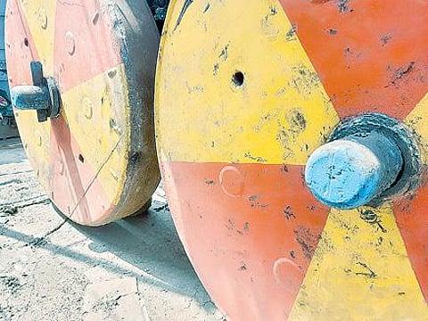 திருவண்ணாமலை தேரடி வீதியில் நிலை நிறுத்தப்பட்டுள்ள முருகர் திருத்தேர் சக்கரம் அச்சாணி இல்லாமல் உள்ளது. அடுத்த படம்: அச்சாணி இல்லாமல் உள்ள விநாயகர் திருத்தேர் சக்கரம்.படங்கள்: இரா.தினேஷ்குமார்.