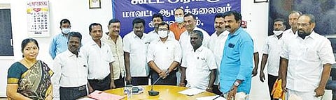 திருப்பத்தூர் மாவட்ட ஆட்சியர் அலுவலகத்தில் அரசு கூடுதல் வழக்கறிஞர்களுக்கு ஆணைகளை வழங்கிய ஆட்சியர் அமர் குஷ்வாஹா.