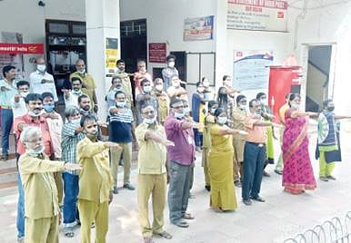 திருவண்ணாமலை மாவட்ட ஆட்சியர் அலுவலகத்தில் நேற்று ஆட்சியர் பா.முருகேஷ் தலைமையில் ஊழல் தடுப்பு விழிப்புணர்வு வார உறுதிமொழி ஏற்கப்பட்டது. அடுத்த படங்கள்: ராணிப்பேட்டை மாவட்ட ஆட்சியர் பாஸ்கர பாண்டியன் தலைமையில் ஊழல் தடுப்பு உறுதிமொழி ஏற்றுக் கொண்ட அரசு அலுவலர்கள். அருகில், மாவட்ட வருவாய் அலுவலர் ஜெயச்சந்திரன், ஊரக வளர்ச்சி முகமை திட்ட இயக்குநர் லோகநாயகி உள்ளிட்டோர். வேலூர் மாவட்ட காவல் கண்காணிப்பாளர் செல்வகுமார் தலைமையில் அதிகாரிகள் மற்றும் அமைச்சுப் பணியாளர்கள் உறுதிமொழி ஏற்றுக்கொண்டனர். கடைசிப்படம்: வேலூர் தலைமை தபால் நிலையத்தில் லஞ்ச ஒழிப்பு உறுதிமொழியை ஏற்ற அஞ்சல் துறை ஊழியர்கள்.