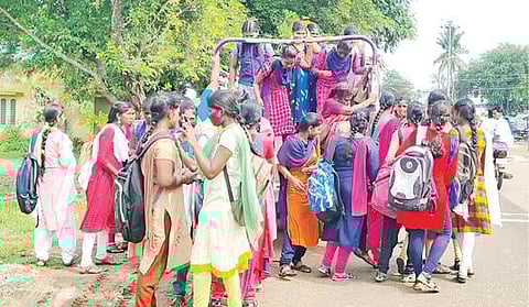தஞ்சாவூர் மாவட்டம் ஒரத்தநாடு அரசு கல்லூரிக்கு சுமை ஆட்டோவில் வந்து இறங்கும் மாணவிகள்.