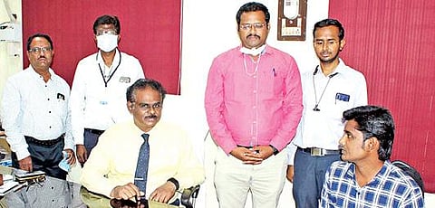 கிருஷ்ணகிரி அரசு மருத்துவக்கல்லூரி மருத்துவமனையில் குரல் நாணில் இருந்து கட்டி அகற்றப்பட்ட தொழிலாளியிடம் மருத்துவக் கல்லூரி முதல்வர் அசோகன் சிகிச்சை குறித்து கேட்டறிந்தார்.