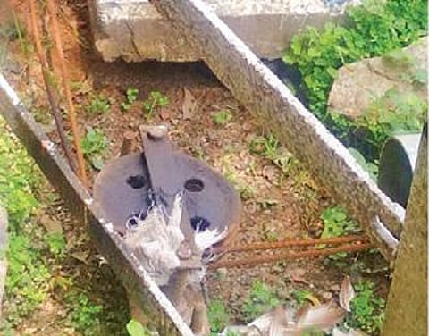 கடலூர் கம்மியம்பேட்டை ரயில்வே கேட்டில் கேட்டை மூடுவதற்காக பயன்படுத்தும் சக்கரத்தில் துணி சிக்கியுள்ளது.