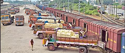 ஆந்திர மாநிலத்தில் இருந்து சேலம் செவ்வாய்பேட்டை சரக்கு ரயில் நிலையத்துக்கு வந்த உரம் மூட்டைகளை ரயிலில் இருந்து லாரிகளில் ஏற்றும் பணியில் ஈடுபட்ட தொழிலாளர்கள்.
