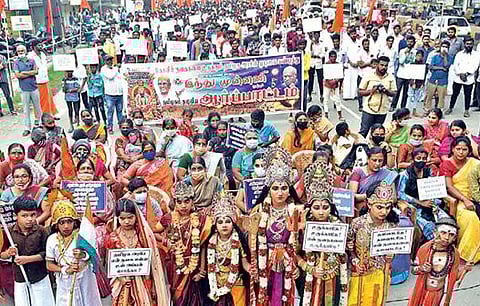 கோயில் நகைகளை உருக்கும் திட்டத்தை கண்டித்து கோவை காந்தி புரத்தில் நேற்று நடைபெற்ற ஆர்ப்பாட்டத்தில் கலந்து கொண்ட இந்து முன்னணி அமைப்பினர். படம்:ஜெ.மனோகரன்