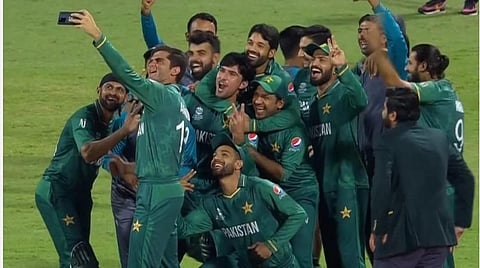 நியூஸிலாந்துக்கு எதிரான டி20 போட்டியில் வெற்றிக்குப்பின் செல்பி எடுத்துக்கொண்ட பாகிஸ்தான் வீரர்கள் | படம் உதவி ட்விட்டர்
