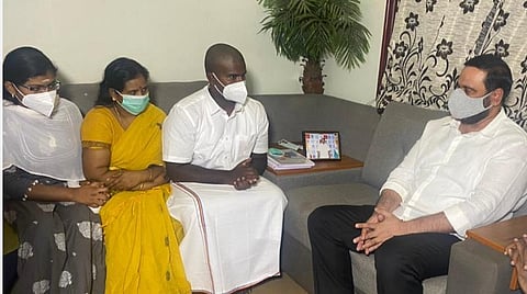 திருநள்ளாற்றில் படுகொலை செய்யப்பட்ட, பாமக மாவட்டச் செயலாளராக இருந்த க.தேவமணியின் குடும்பத்தினரைச் சந்தித்து ஆறுதல் கூறிய அன்புமணி ராமதாஸ்.