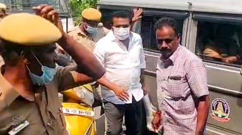 கடலூர் எம்.பி. ரமேஷை போலீஸார் நீதிமன்றத்துக்கு அழைத்து வந்தனர்.