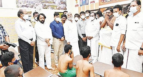 திருவண்ணாமலை மாவட்ட ஆட்சியர் அலுவலகத்தில் நடைபெற்ற நிகழ்ச்சியில் கோயில் பூசாரிகளுக்கான அடையாள அட்டையை வழங்கிய அமைச்சர் சேகர் பாபு. அருகில், பொதுப்பணித்துறை அமைச்சர் எ.வ.வேலு, சட்டப்பேரவை துணைத் தலைவர் கு.பிச்சாண்டி உள்ளிட்டோர்.