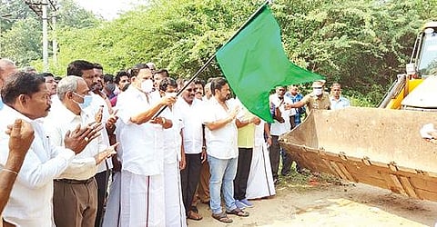 ராணிப்பேட்டை மாவட்டம் காரை பொன்னியம்மன் கோயில் அருகே மயானப் பகுதிக்கு செல்ல சாலை அமைக்கும் பணியை அமைச்சர் ஆர்.காந்தி நேற்றுகொடியசைத்து தொடங்கி வைத்தார். அருகில், ஆட்சி யர் பாஸ்கர பாண்டியன் உள்ளிட்டோர்.