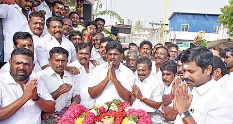 காளையார்கோவிலில் மருதுபாண்டியர்கள் குருபூஜையொட்டி அவர்களது நினைவிடத்தில் திமுக சார்பில் அஞ்சலி செலுத்திய எம்எல்ஏக்கள் காதர்பாட்சா முத்துராமலிங்கம், முருகேசன்.