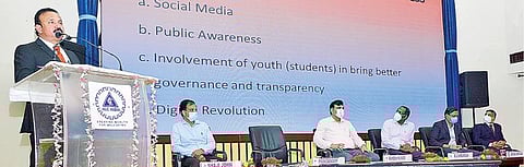 நெய்வேலி என்எல்சி இந்தியா நிறுவனத்தில் கண்காணிப்பு விழிப்புணர்வு வார விழாவில் தமிழக ஊழல் மற்றும் லஞ்ச ஒழிப்புத் துறையின் இயக்குநர் கந்தசாமி பேசினார். அருகில் என்எல்சி இந்தியா நிறுவன தலைவர் மற்றும் மேலாண் இயக்குநர் ராக்கேஷ் குமார், இயக்குநர்கள் ஷாஜி ஜான், விக்ரமன், ஜெய்குமார் சீனிவாசன், கண்காணிப்புத் துறை தலைமை அதிகாரி சந்திரசேகர்.