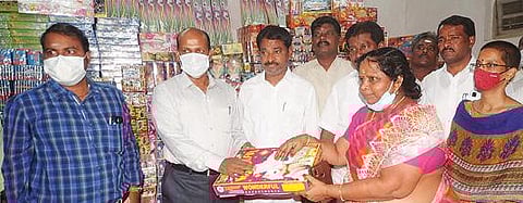 கடலூர் சரவணவ பவ கூட்டுறவு நுகர்வோர் பண்டக சாலையில் தீபாவளி பட்டாசு கடையை மாவட்ட ஆட்சியர் கி.பாலசுப்ரமணியன் திறந்து வைத்து முதல் விற்பனையை தொடங்கி வைத்தார். அருகில் எம்எல்ஏ ஐயப்பன்.