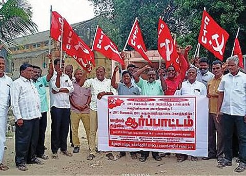 விழுப்புரத்தில் 20 சதவீத போனஸ் வழங்க வலி யுறுத்தி டாஸ்மாக் ஊழியர்கள் ஆர்ப்பாட்டத்தில் ஈடுபட்டனர்.