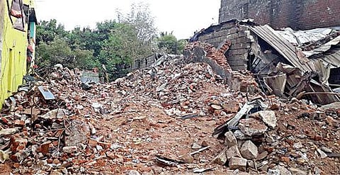 சங்கராபுரம் பட்டாசுக் கடையில் ஏற்பட்ட வெடி விபத்தில் தரைமட்டமான கட்டிடம்.