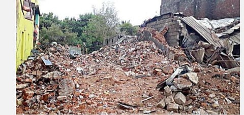 சங்கராபுரம் பட்டாசுக் கடையில் ஏற்பட்ட வெடி விபத்தில் தரைமட்டமான கட்டிடம்.