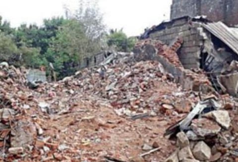 சங்கராபுரம் பட்டாசுக் கடையில் ஏற்பட்ட வெடி விபத்தில் தரைமட்டமான கட்டிடம்.