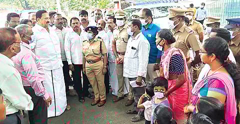 ராணிப்பேட்டை காவலர் குடியிருப்பில் குடிநீர் பிரச்சினை தொடர்பாக நேற்று திடீர் ஆய்வு மேற்கொண்ட அமைச்சர் ஆர்.காந்தி. அருகில், மாவட்ட ஆட்சியர் பாஸ்கர பாண்டியன், மாவட்ட காவல் கண்காணிப்பாளர் டாக்டர் தீபா சத்யன் உள்ளிட்டோர்.