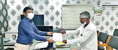 திருவண்ணாமலை மாவட்ட ஆட்சியர் பா.முருகேஷிடம் மனு அளித்த திருத்தொண்டர்கள் சபையின் நிறுவன தலைவர் ராதாகிருஷ்ணன்.