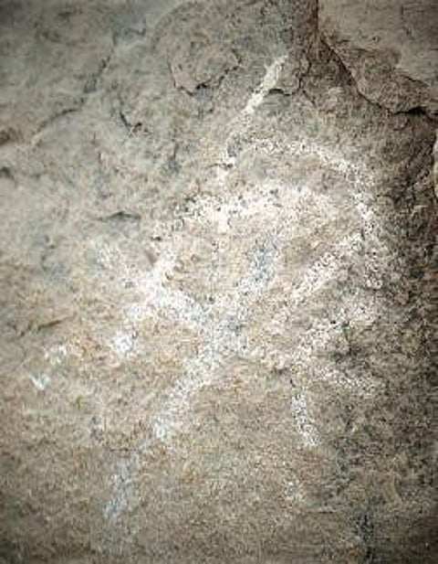 நெய்வாநத்தம் கிராமத்தில் உள்ள மலைக்குன்றில் வில்லுடன் மனிதன் இருப்பது போன்ற இடம்பெற்றுள்ள பாறை ஓவியம்.