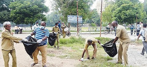 வேலூர் அஞ்சல் கோட்டம் சார்பில், கோட்டை வளாகத்தை தூய்மைப் படுத்தும் பணியில் ஈடுபட்ட அஞ்சலக ஊழியர்கள். படம்: வி.எம்.மணிநாதன்.