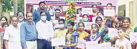 திருவண்ணாமலையில் நடைபெற்ற கல்வி மாவட்ட அளவிலான கலைத்திருவிழாவில் வெற்றி பெற்ற மாணவ, மாணவிகளுக்கு சான்றிதழ் வழங்கிய கல்வி மாவட்ட அலுவலர் ஆரோக்கியசாமி.