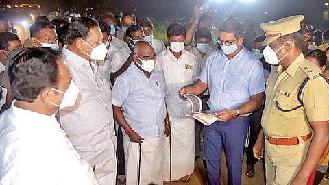 வேலூர் அடுத்த மேல்மொணவூர் பகுதியில் தமிழக முதல்வர் ஸ்டாலின் வருகையையொட்டி, முன்னேற்பாடு பணிகள் குறித்து நேற்று ஆய்வு செய்த அமைச்சர்கள் செஞ்சி கே.எஸ்.மஸ்தான், ஆர்.காந்தி. அருகில், மாவட்ட ஆட்சியர் குமாரவேல் பாண்டியன், மாவட்ட காவல் கண்காணிப்பாளர் செல்வகுமார் உள்ளிட்டோர். படம்: வி.எம்.மணிநாதன்.