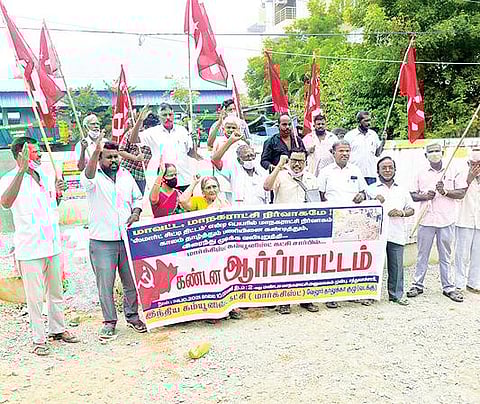 வேலூர் சத்துவாச்சாரி மாநகராட்சி 2-வது மண்டல அலுவலகம் முன்பாக நேற்று ஆர்ப்பாட்டத்தில் ஈடுபட்ட மார்க்சிஸ்ட் கம்யூனிஸ்ட் கட்சியினர். படம்: வி.எம்.மணிநாதன்.