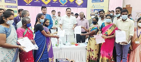 வாலாஜாவில் நேற்று நடைபெற்ற நிகழ்ச்சியில் பயனாளிகளுக்கு கடனுதவிகளை வழங்கிய கைத்தறி மற்றும் துணிநூல் துறை அமைச்சர் ஆர்.காந்தி. அருகில், மாவட்ட ஆட்சியர் பாஸ்கர பாண்டியன் உள்ளிட்டோர்.