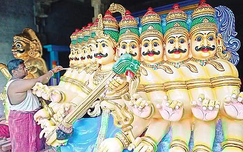 கார்த்திகை தீபத் திருவிழாவை முன்னிட்டு, தி.மலை அண்ணாமலையார் கோயிலில் சுவாமிகளின் வாகனங்களுக்கு வர்ணம் பூசும் பணி நடைபெற்று வருகிறது.