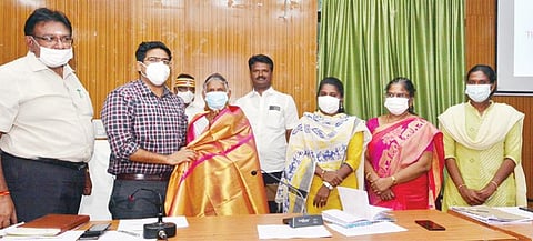 பாளையங்கோட்டை ஊராட்சி ஒன்றியம் சிவந்திப்பட்டி ஊராட்சித் தலைவராக தோந்தெடுக்கப்பட்ட 90 வயது மூதாட்டி பெருமாத்தாளுக்கு மாவட்ட ஆட்சியர் வே.விஷ்ணு சால்வை அணிவித்து பாராட்டு தெரிவித்தார்.