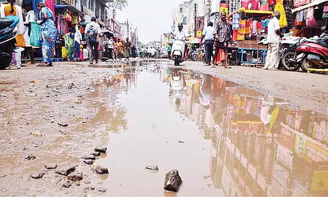 திருநெல்வேலி டவுன் நெல்லையப்பர் கோயில் வடக்கு ரத்த வீதியில் மழைநீர் வடியாமல் தேங்கி நிற்பதால் அப்பகுதி சகதிக்காடாக காணப்படுகிறது. (வலது)பாளையங்கோட்டையில் நேற்று இரவு பெய்த பலத்த மழையால் சாலையில் தண்ணீர் பெருக்கெடுத்து ஓடியது.படங்கள்: மு.லெட்சுமி அருண்