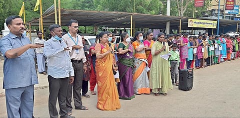 கோவில்பட்டியில் நடந்த கண்காணிப்பு வார விழா விழிப்புணர்வு மனித சங்கிலியில், கல்லூரி மாணவ, மாணவிகள் உறுதிமொழி எடுத்துக்கொண்டனர்.